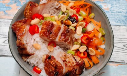 Asiatisk inspireret risret med flæskesteg