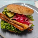 Flæskestegssandwich med salat og rødløg