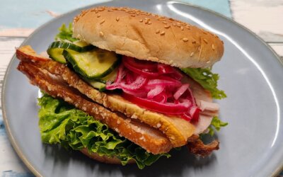 Flæskestegssandwich med salat og syltede rødløg