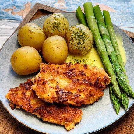 Paneret sejfilet med nye kartofler og asparges