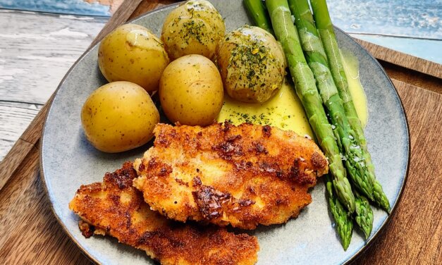 Paneret sejfilet med nye kartofler og asparges