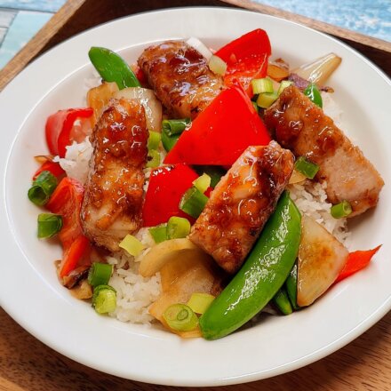 Opskrift: Sticky Honey Pork med ris og lynstegte grøntsager