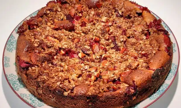 Jordbærkage med crumble